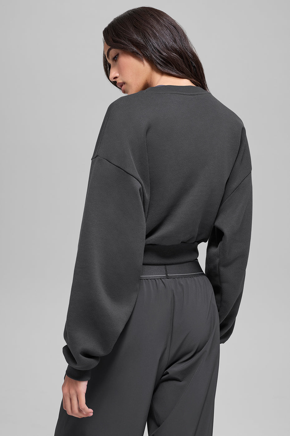 Cropped Accolade Crewneck - Anthracite