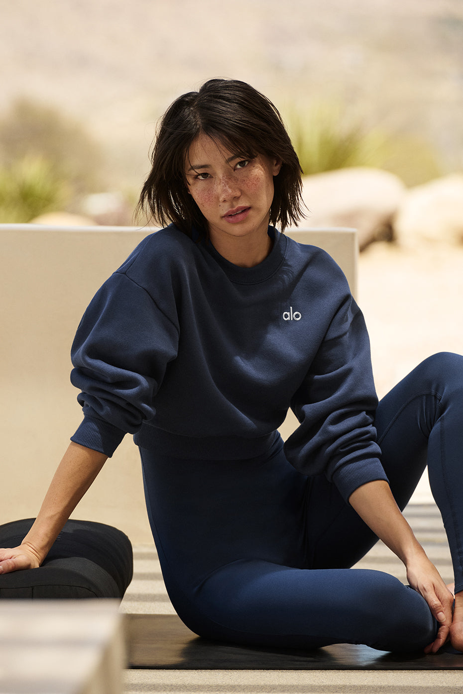 Cropped Accolade Crewneck - Navy